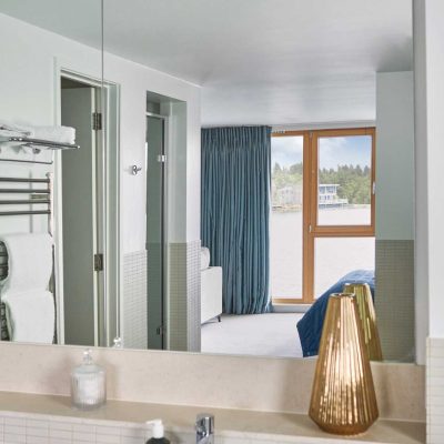Cotswolds-Luxury-Holidays-Swan-Lodge-Master-Bedroom-En-Suite